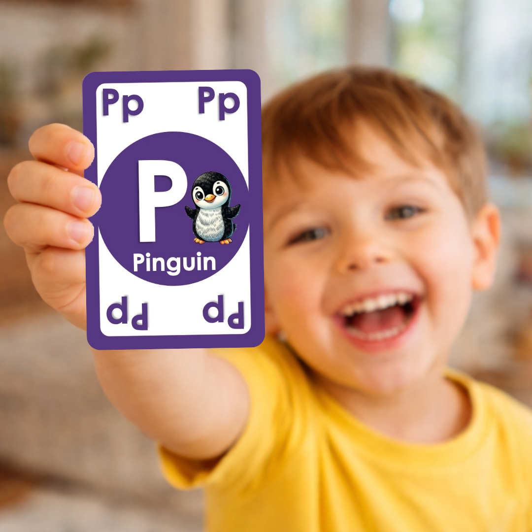 Junge hält voller Emotionen und Freude, die Karte P wie Pinguin von Buchstaben Klacks hoch