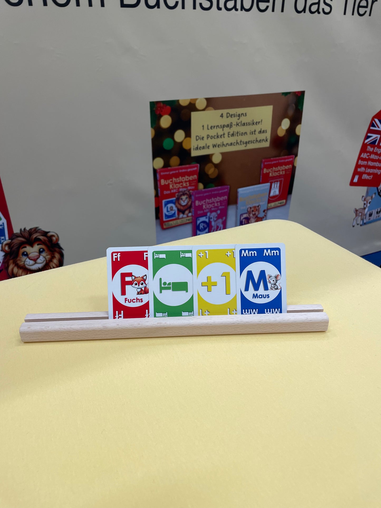 Gerader Spielkartenhalter aus Holz