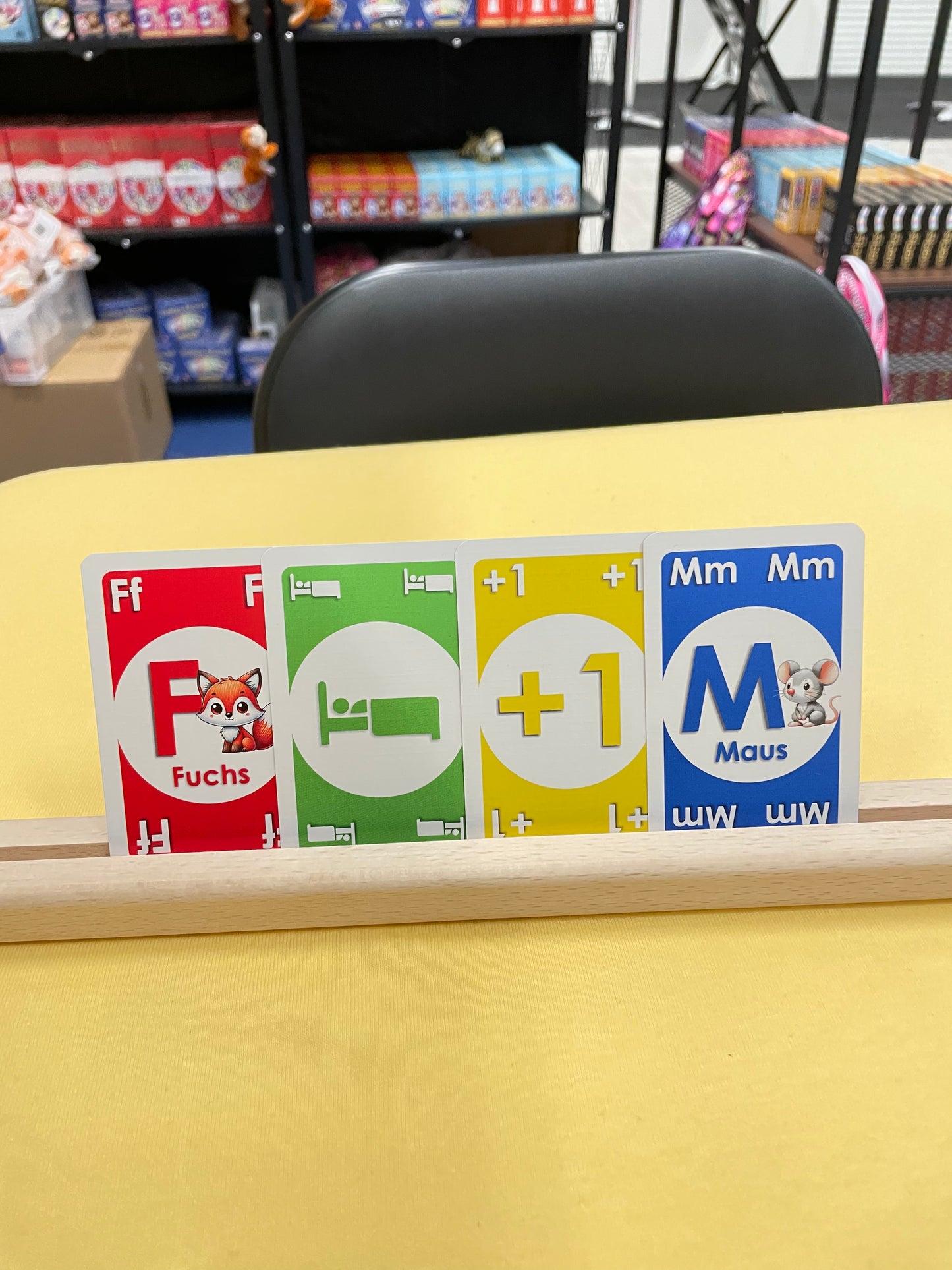 Gerader Spielkartenhalter aus Holz