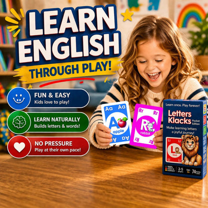 Ein Kind spielt mit dem Englisch Alphabet Kartenspiel Letters Klacks Pocket Edition und lernt spielerisch Buchstaben.