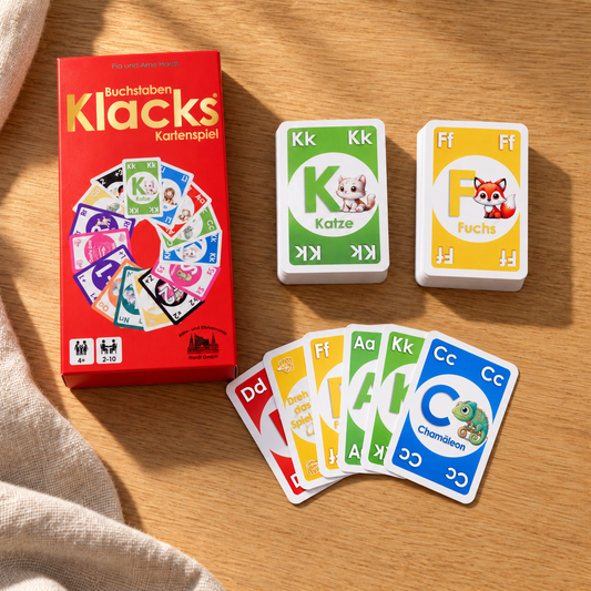 Inhalt von Buchstaben Klacks: Spielschachtel, Kartenstapel und aufgefächerte Buchstabenkarten mit Tieren