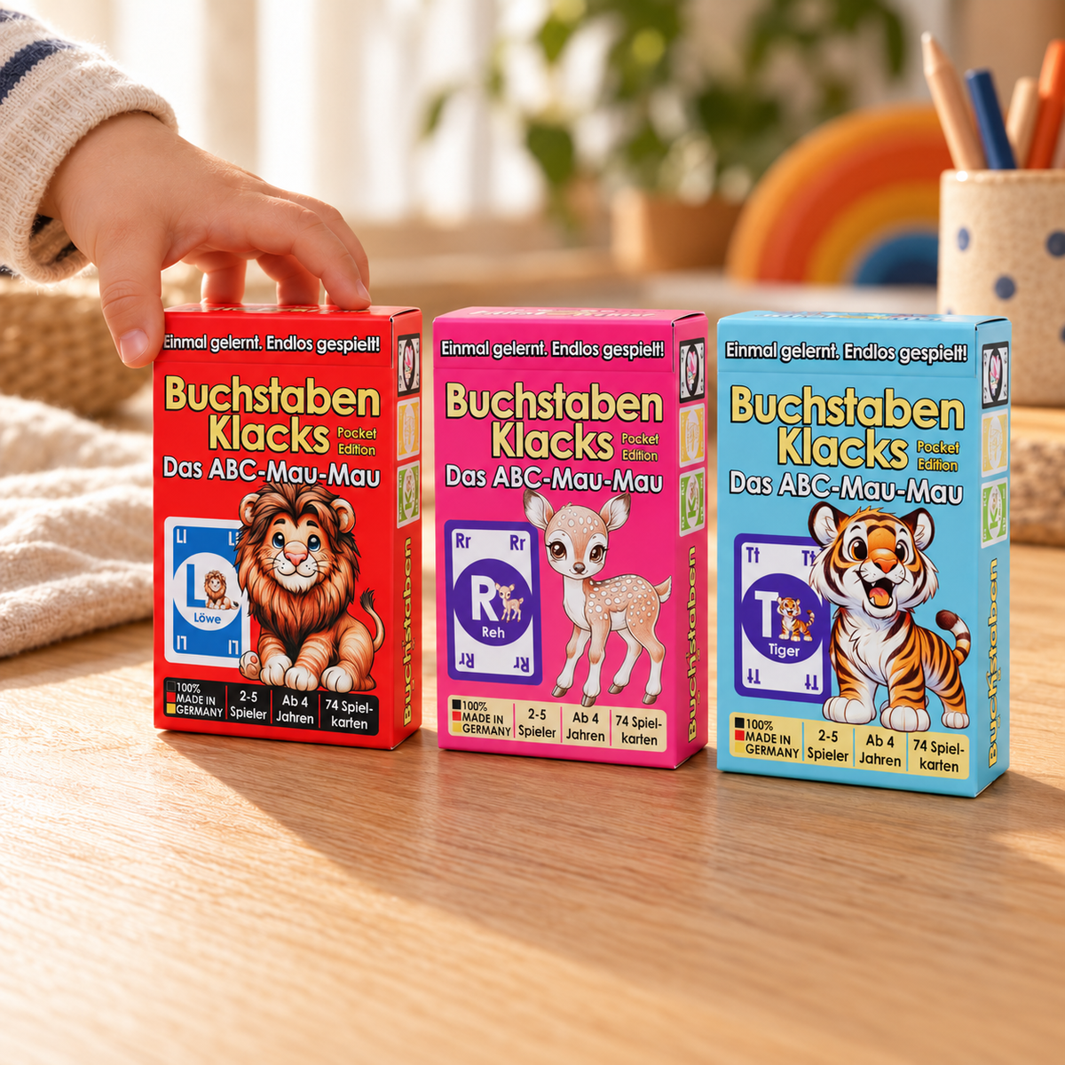 Buchstaben Klacks Pocket in den drei Motiven Löwe, Reh und Tiger nebeneinander – gleicher Inhalt, verschiedene Verpackung