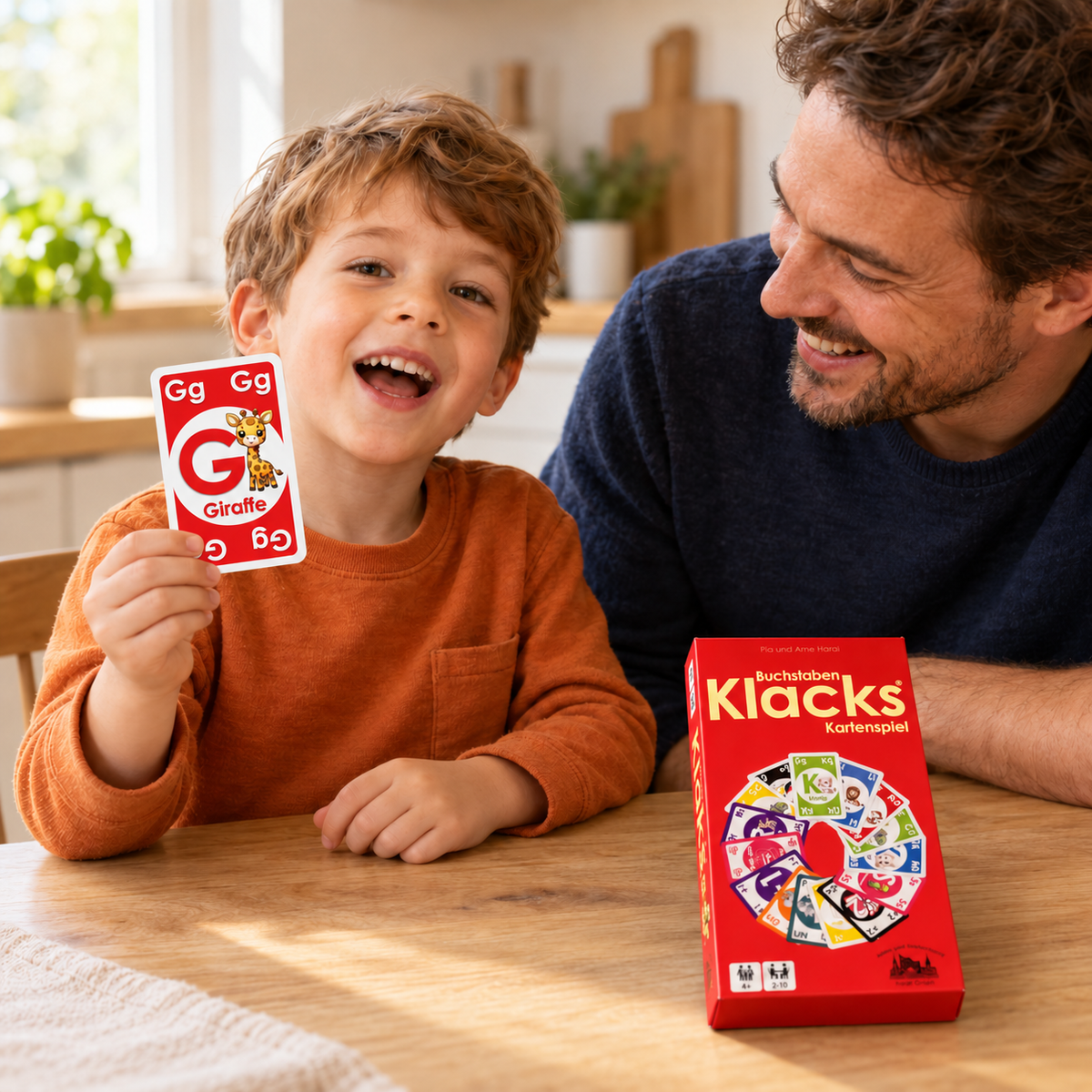 Schritt 3: Junge hält die Karte G wie Giraffe hoch und benennt Buchstaben und Tier gemeinsam mit seinem Papa