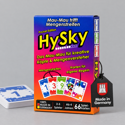 HySky Pocket Edition – Faltschachtel mit Mengenstreifen und Kreativkarte, daneben ein Kartenstapel mit der blauen 1