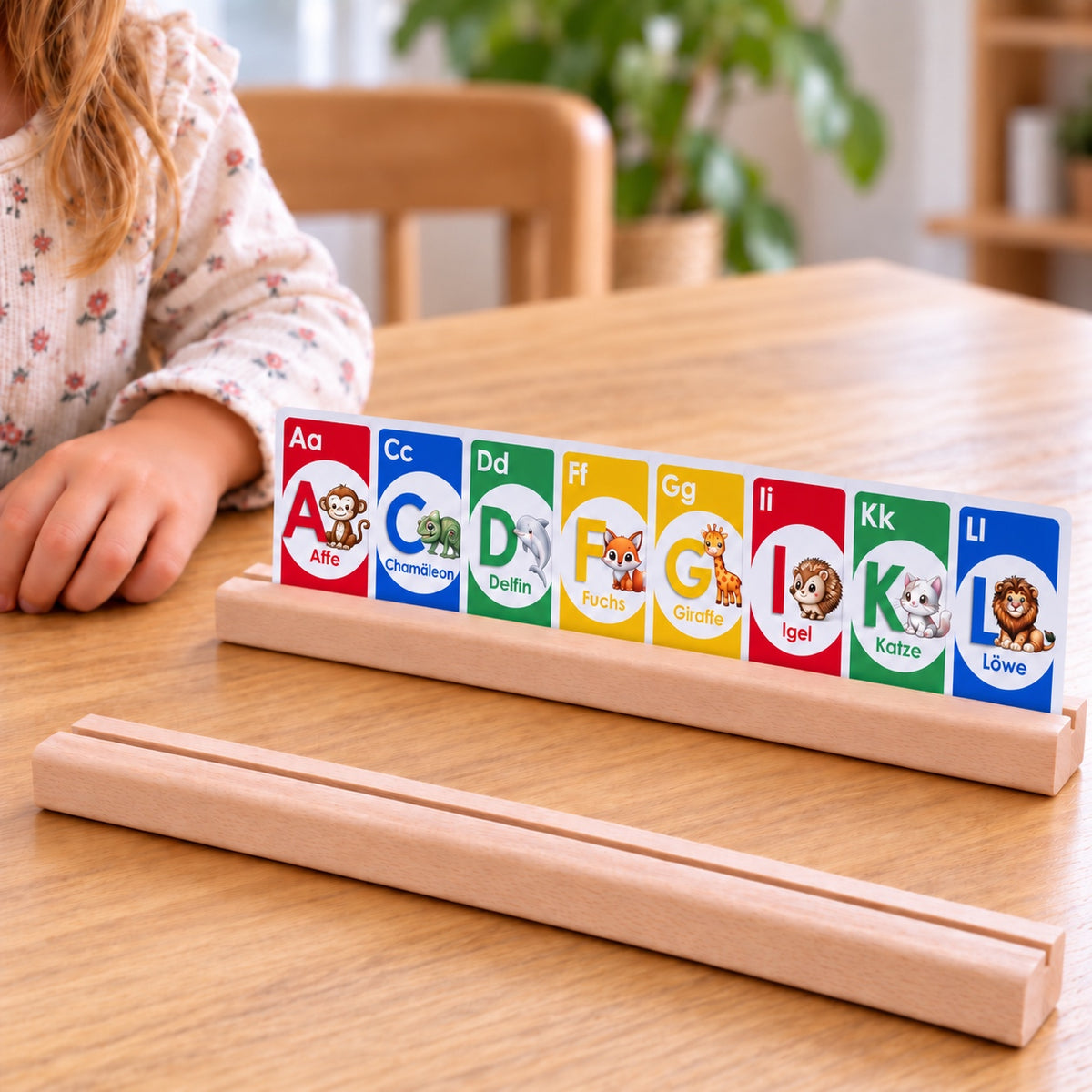 Zwei Kartenhalter aus Buche, 33 cm lang – einer leer mit sichtbarer Rille, einer mit Buchstabenkarten bestückt