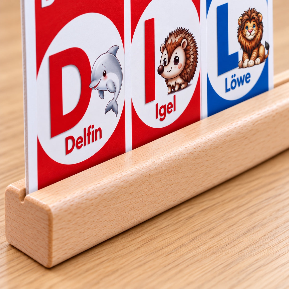 Nahaufnahme der Rille im Kartenhalter aus Buchenholz mit den Karten D wie Delfin, I wie Igel und L wie Löwe